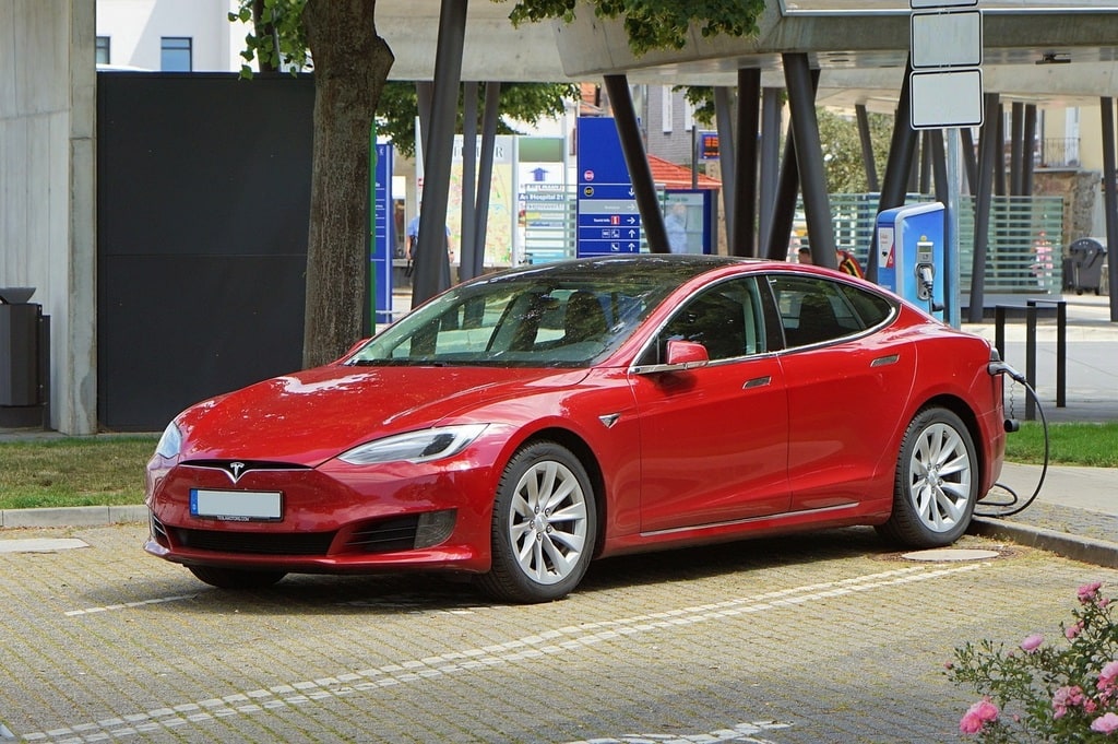 Pourquoi Tesla est devenue la référence des voitures électriques ?