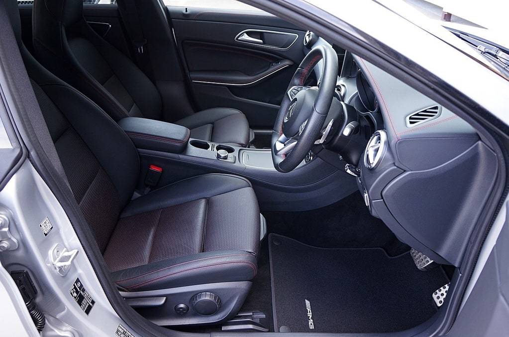 Comment choisir un professionnel pour rénover l'intérieur de sa voiture ?